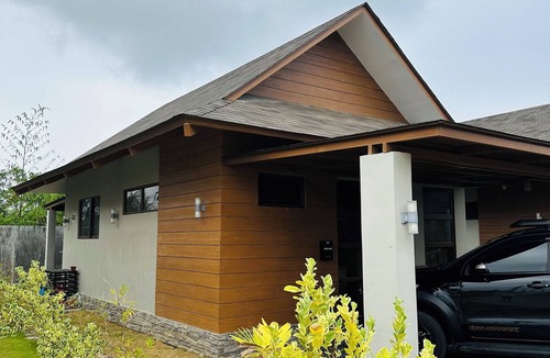 Danao City House | Quiet Seaside Villa 5 mins walk to the beach, clubhouse and boardwalk