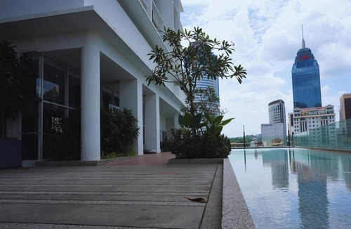 Kuala Lumpur City Centre Apartment | Quill Residences KLCC Luxury Suite by Maju Inn King Suite with Balcony