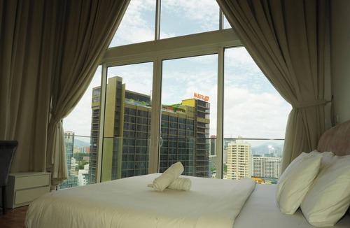 Kuala Lumpur City Centre Apartment | Quill Residences KLCC Luxury Suite by Maju Inn-Junior Suite with Balcony