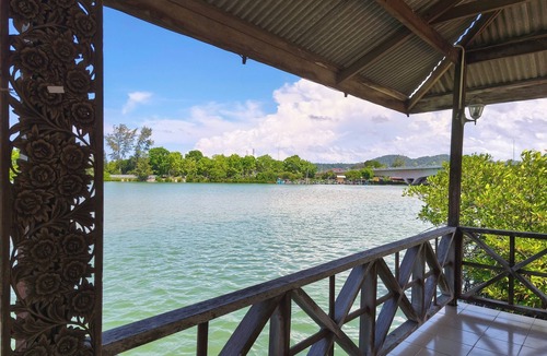 Kawasan Perindustrian Chendering Hotel | Qurata Riverside Resort