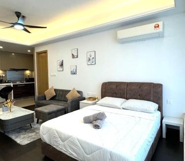 Central District Apartment | R&F Princess Cove Swimming View By TGW STUDIO
