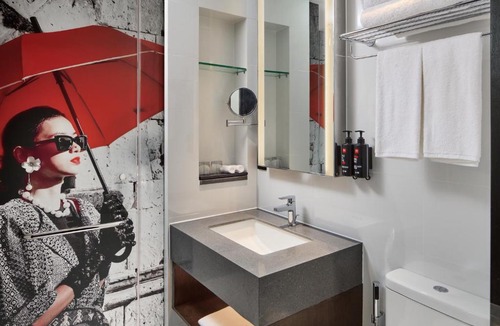 Mandaue Hotel | Radisson RED Cebu Mandaue