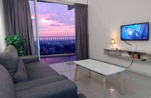 Larut Apartment | Rainy Stay - Netflix- Pool - 2 mins to Lake Garden