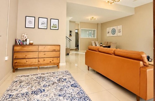 Sepang House | Rania Homestay near KLIA Nilai - 3 King 2 Queen - 4-Bedroom Entire House