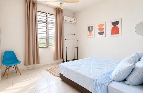 Sepang House | Rania Homestay near KLIA Nilai - 3 King 2 Queen - 4-Bedroom Entire House