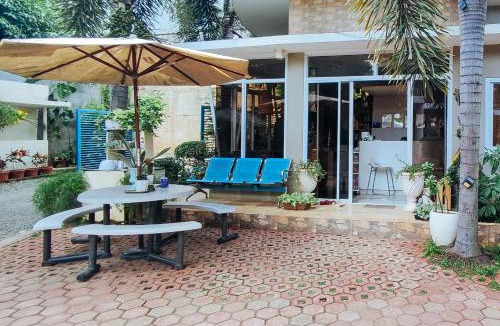 Valencia Hotel | RedDoorz at Alejandro's Suites & Venue