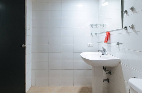 Moonwalk House | RedDoorz @ Kassel Residences Paranaque