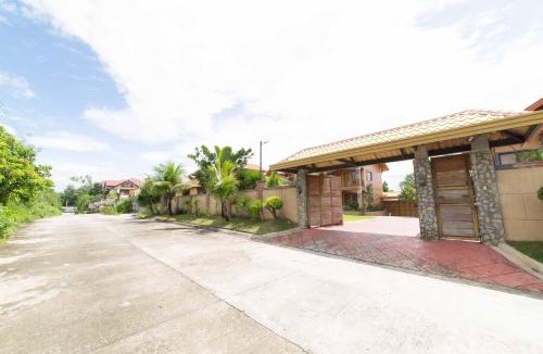 Tarlac Hotel | RedDoorz Plus @ Starhomes Olivianville