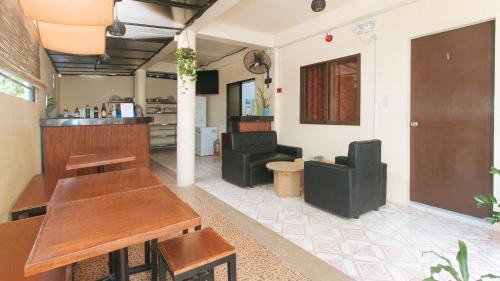 Balabag Hotel | RedDoorz @ The Central Inn Boracay Island