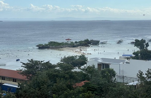 Maribago Condo | Resort condo , 1 bdm , hot shower 5 swimming pools 2 restaurants