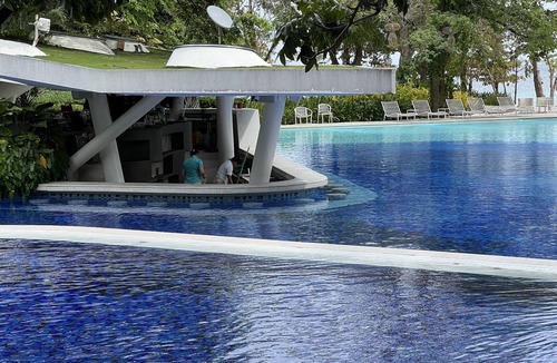 Maribago Condo | Resort condo , 1 bdm , hot shower 5 swimming pools 2 restaurants