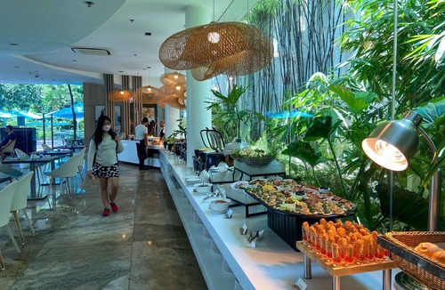 Maribago Condo | Resort condo , 1 bdm , hot shower 5 swimming pools 2 restaurants