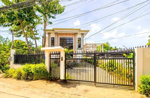 Liloan Apartment | Retreat to a Stylish Flat w/Balcony+Garden View