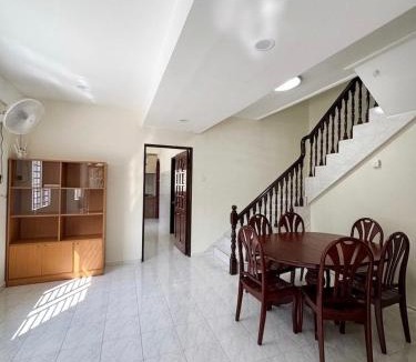 Mak Mandin House | Retro Cozy Corner-lot Homestay 18pax Raja Uda Butterworth Sunway Netflix TV Camping Vibe