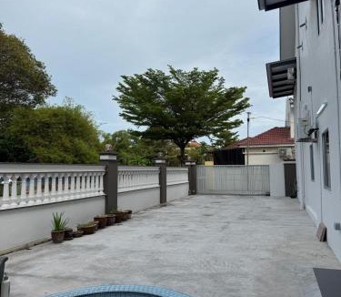 Mak Mandin House | Retro Cozy Corner-lot Homestay 18pax Raja Uda Butterworth Sunway Netflix TV Camping Vibe