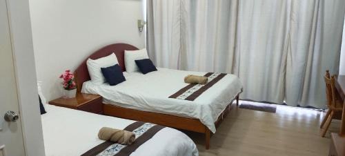 Kampung Surabaya Apartment | Riverbank Suites Level 8, Sleeps 6