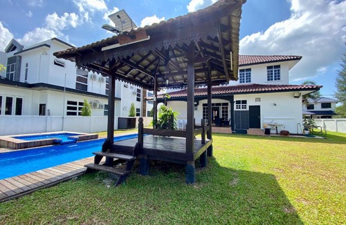 Kampung Bukit Depu House | Riverside Bungalow with Pool at Koliba, Casa del Fiume