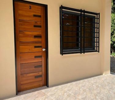Bacnotan House | Riz Place Homestay - Queen Sized Bunk x Air-conditioned