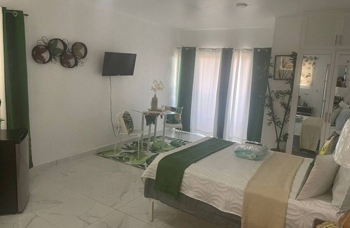 Los Maestros House | Royal Terrace Queen 1