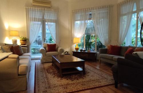 Kota Warisan Bed & Breakfast | Rumah Putih B&B Sepang - KLIA 1&2