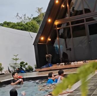 Sariaya Villa | Sariaya Staycation-Pool, Jacuzzi, PS5 and WiFi