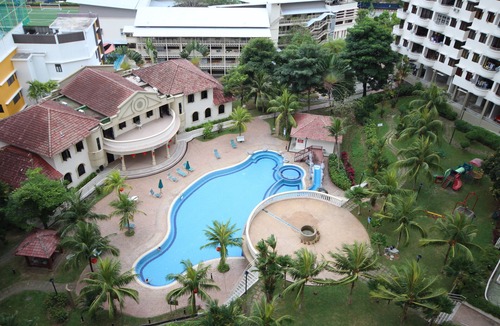 Batu Ferringhi Apartment | Seaview Condo with Pool