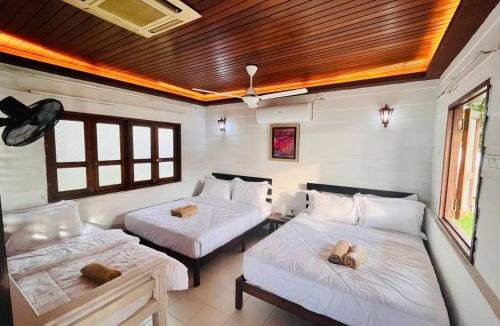 George Town Ski Chalet | Seaview Mini Chalet by StayCo - DIRECT BEACH ACCESS
