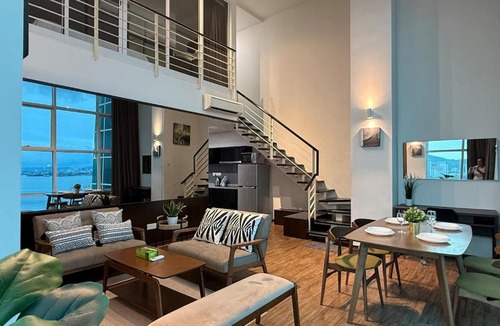 George Town Apartment | Seaview Seafront Duplex in Town with WiFi & Full Kitchen 16