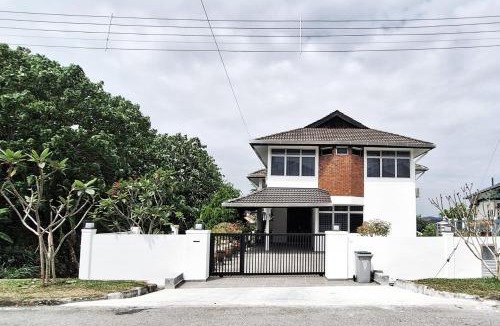 Taman Bukit Kepayang House | Serene Seremban Town Hilltop Garden Villa