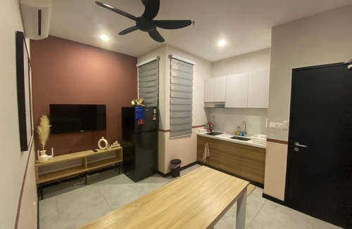 Kuala Lumpur Apartment | Serviced Residence with pool & rooftop access, KLCC and mountain views