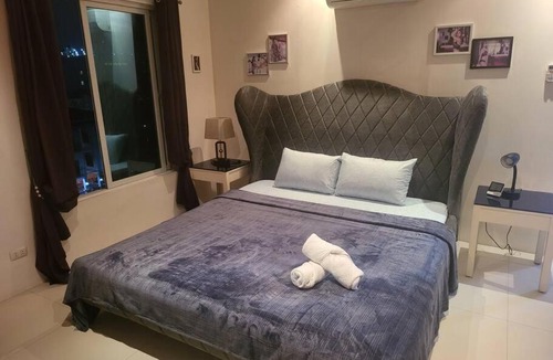 Balibago Apartment | Sheryll Escapes - Kandi Posh 1BR with King bed, fibre Wi-Fi & Free housekeeping