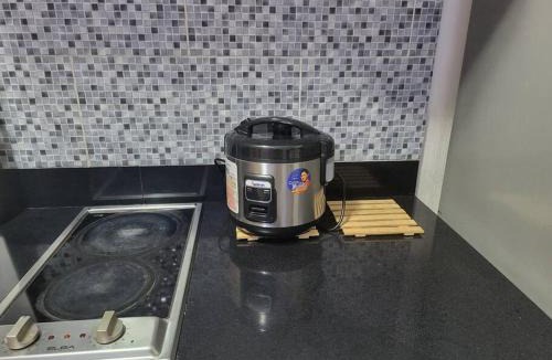 Balibago Apartment | Sheryll Escapes - Kandi Posh 1BR with King bed, fibre Wi-Fi & Free housekeeping