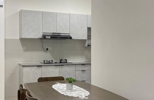 Seri Kembangan Apartment | SK Homestay @ Seri Kembangan. 3R2B- Entire Room