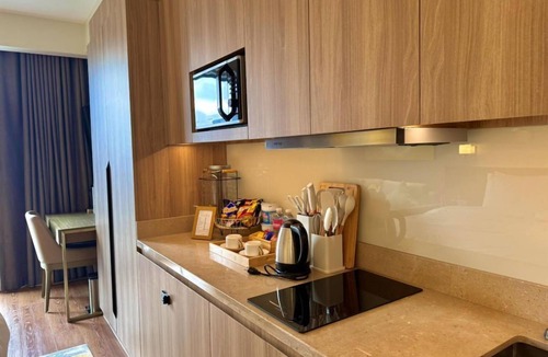 Makati Apartment | Sky Suite-City Sunset & River views