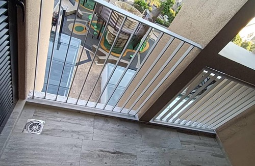 Bukit Indah Apartment | Sky Trees Private CarPark Nflix Pools View Balcony