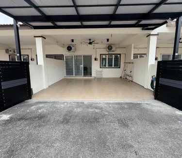 Sungai Siput House | Small Yard Homestay Sungai Siput Cozy 3BR 6-8 Pax