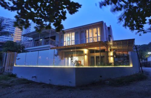 Tanjung Bungah House | Smell rose beach garden