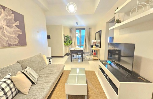 Legazpi Village Apartment | Soft Glam 2BR Greenbelt Hamilton