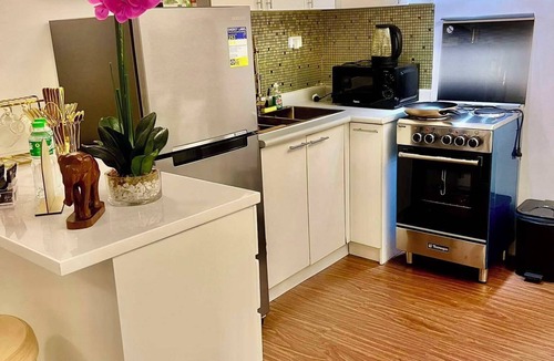 Paranaque House | Solstiza Suite - Central condo near airport, Okada, Mall of Asia 60 with inch TV
