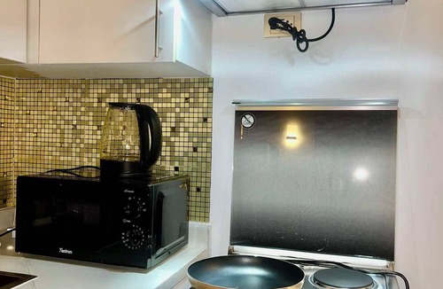 Paranaque House | Solstiza Suite - Central condo near airport, Okada, Mall of Asia 60 with inch TV