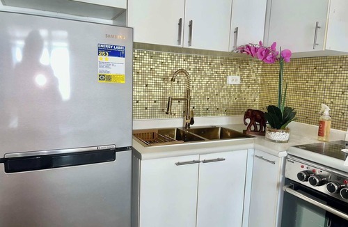Paranaque House | Solstiza Suite - Central condo near airport, Okada, Mall of Asia 60 with inch TV