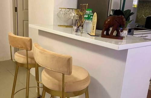 Paranaque House | Solstiza Suite - Central condo near airport, Okada, Mall of Asia 60 with inch TV