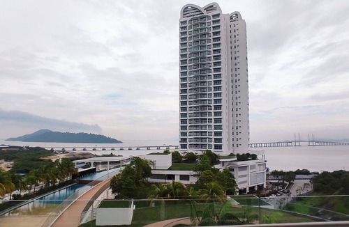 Kampung Batu Maung Apartment | Spacious 2-Bedroom with Morning's Sea View & Amenities