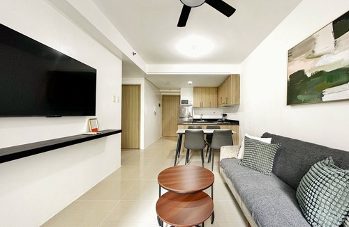 Tambo Condo | Spacious 2BR 2CR Staycation at Shore MOA | Near Airport, Pool & Mall