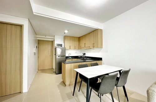 Tambo Condo | Spacious 2BR 2CR Staycation at Shore MOA | Near Airport, Pool & Mall