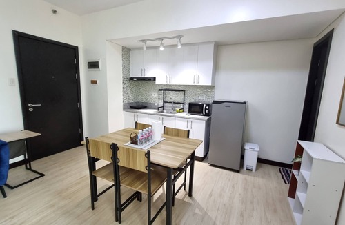 San Lorenzo Condo | Spacious 2BR Condo San Lorenzo Place 4KM Airport Netflix WIFI