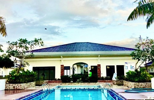 Dauis House | Spacious 3-bedroom bungalow with AC, WiFi and pool access in a fenced community.