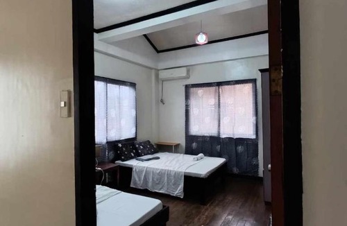 Poblacion District House | Spacious 3-Floor, 6-Bedroom House With Swimming Pool, WIFI, KTV, BBQ grill, 30pax