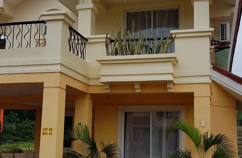 San Pedro House | Spacious 3BR House w/FIBR WiFi & NetFlix sleeps up to 12pax