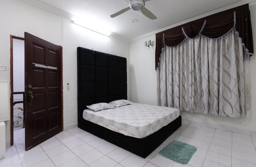 Tanjung Aru House | Spacious 4BR Home Near Beach & Airport Tanjung Aru